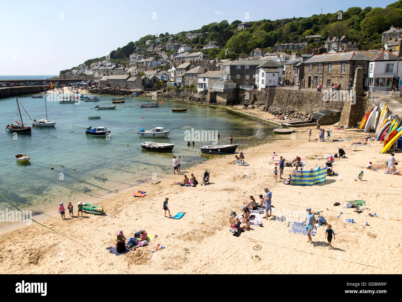 Menschen auf überfüllten Strand in Mousehole Dorf, Cornwall, England, UK Stockfoto