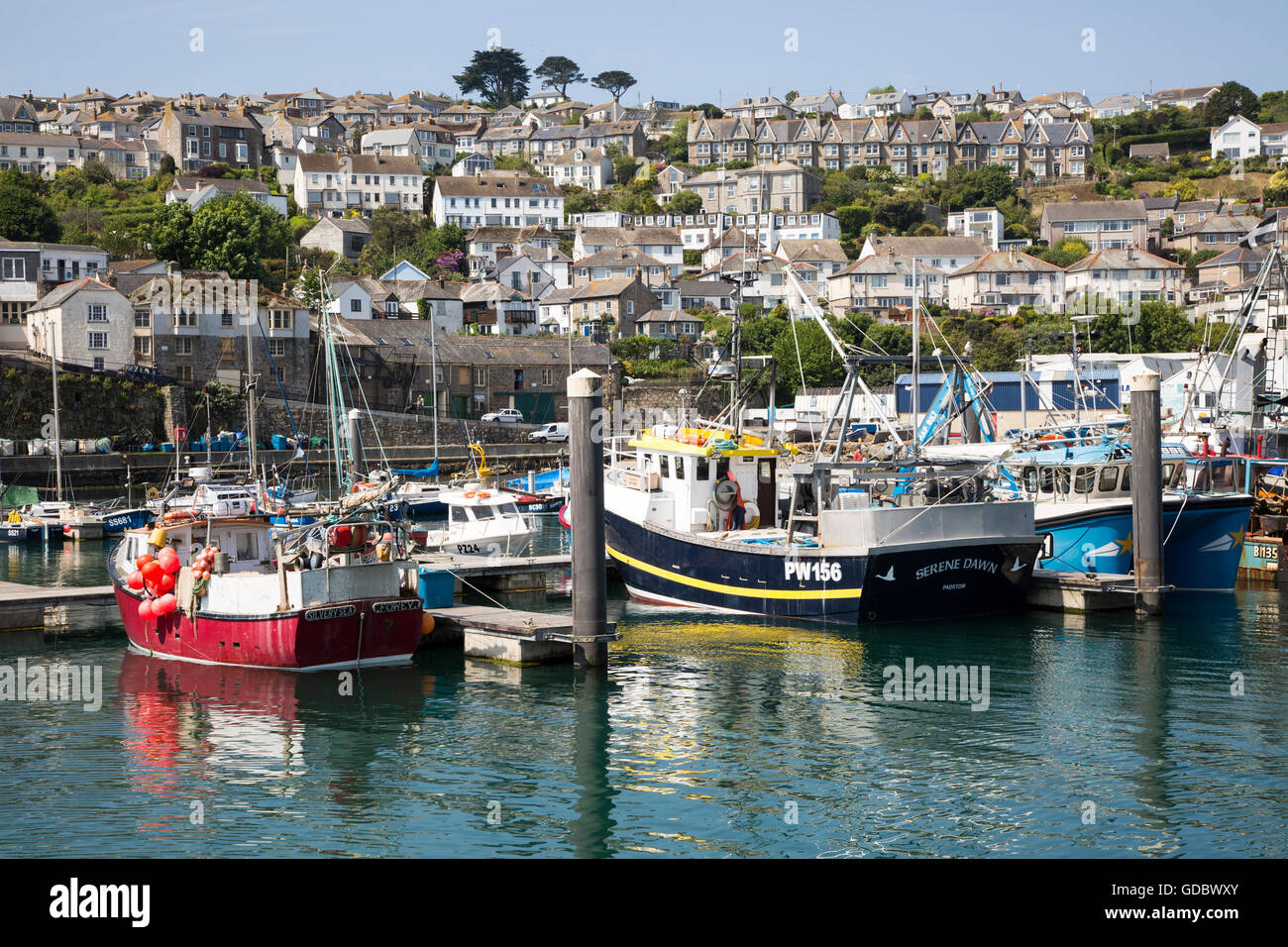 Boote bei Liegeplätze im Hafen von Fischerei Hafen Newlyn, Cornwall, England, UK Stockfoto