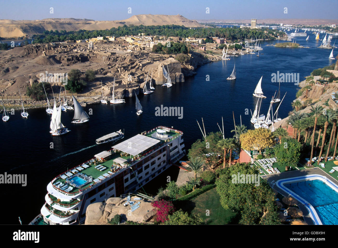 Kreuzer vor dem Old Cataract Hotel, Nil, Asswan, Ägypten Stockfoto