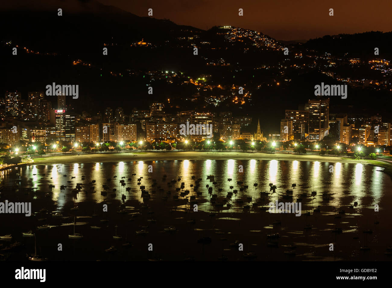 Rio De Janeiro Innenstadt mit Küste, Nachtansicht vom Zuckerhut, November 2015 Stockfoto