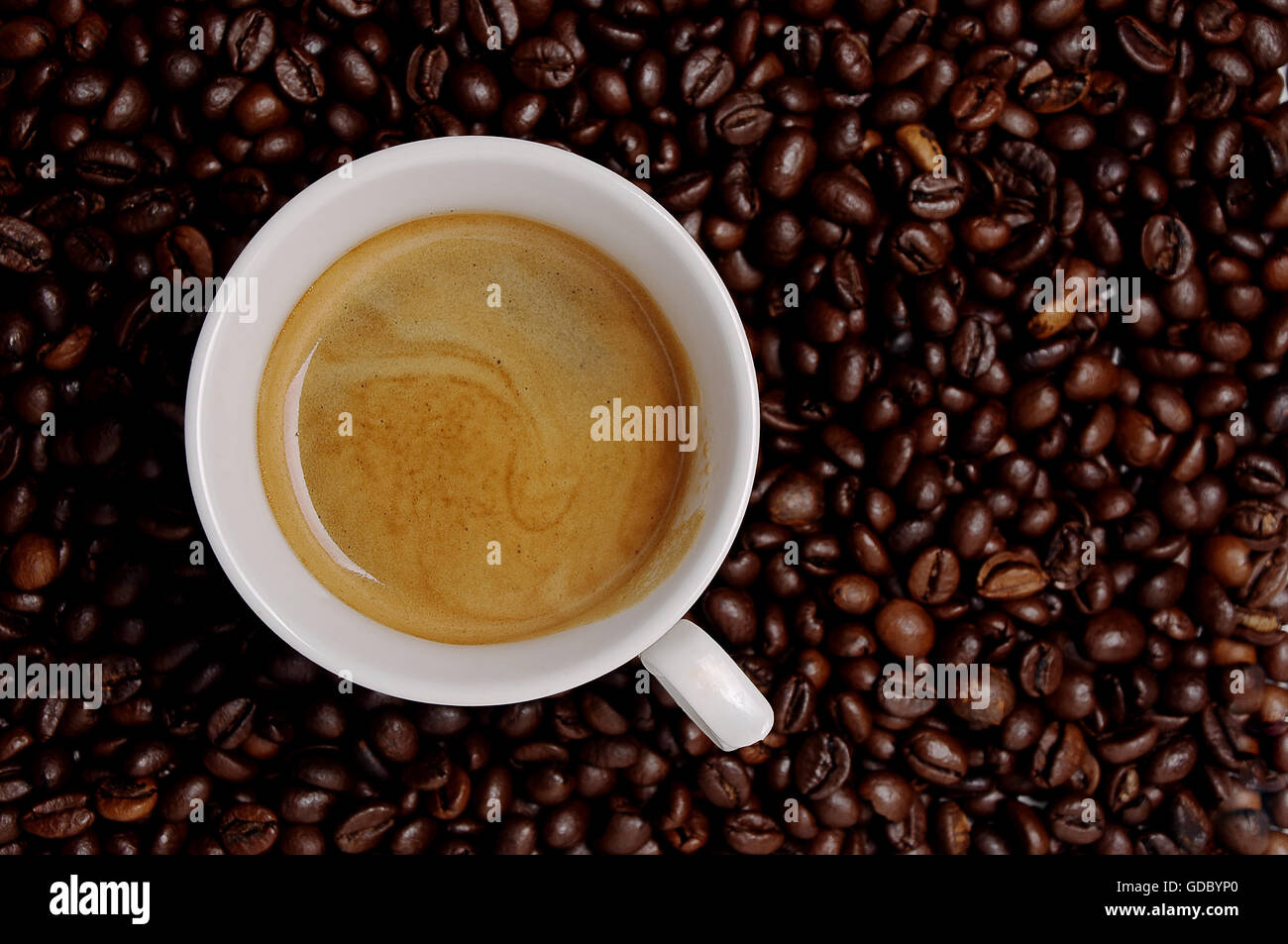 Tasse Kaffee über Kaffeebohnen Stockfoto