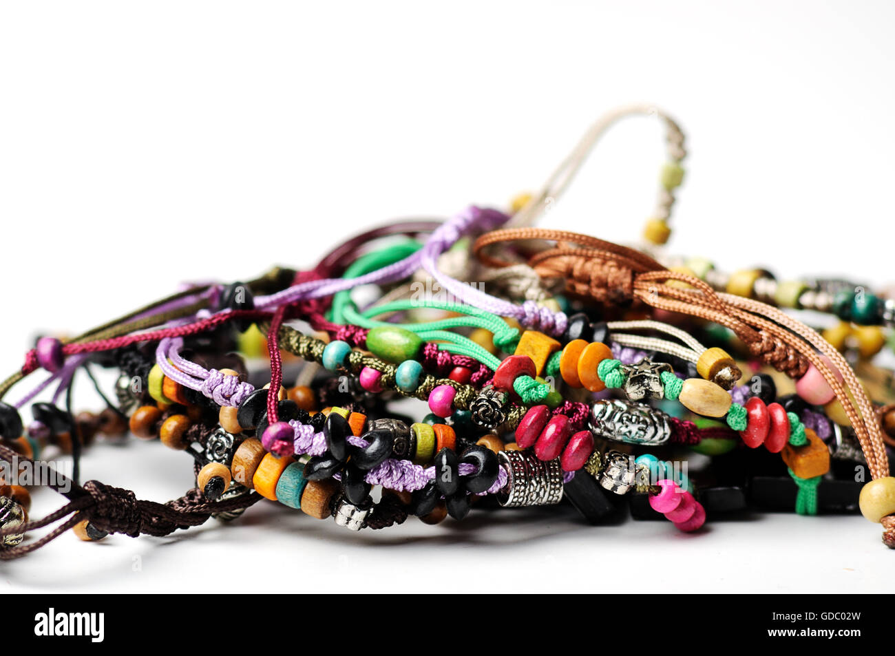 Schöne Halskette Closeup auf weißem Hintergrund, flachen Fokus Stockfoto