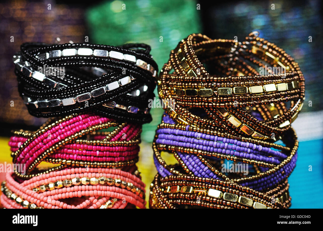 Schöne Halskette Closeup auf weißem Hintergrund, flachen Fokus Stockfoto