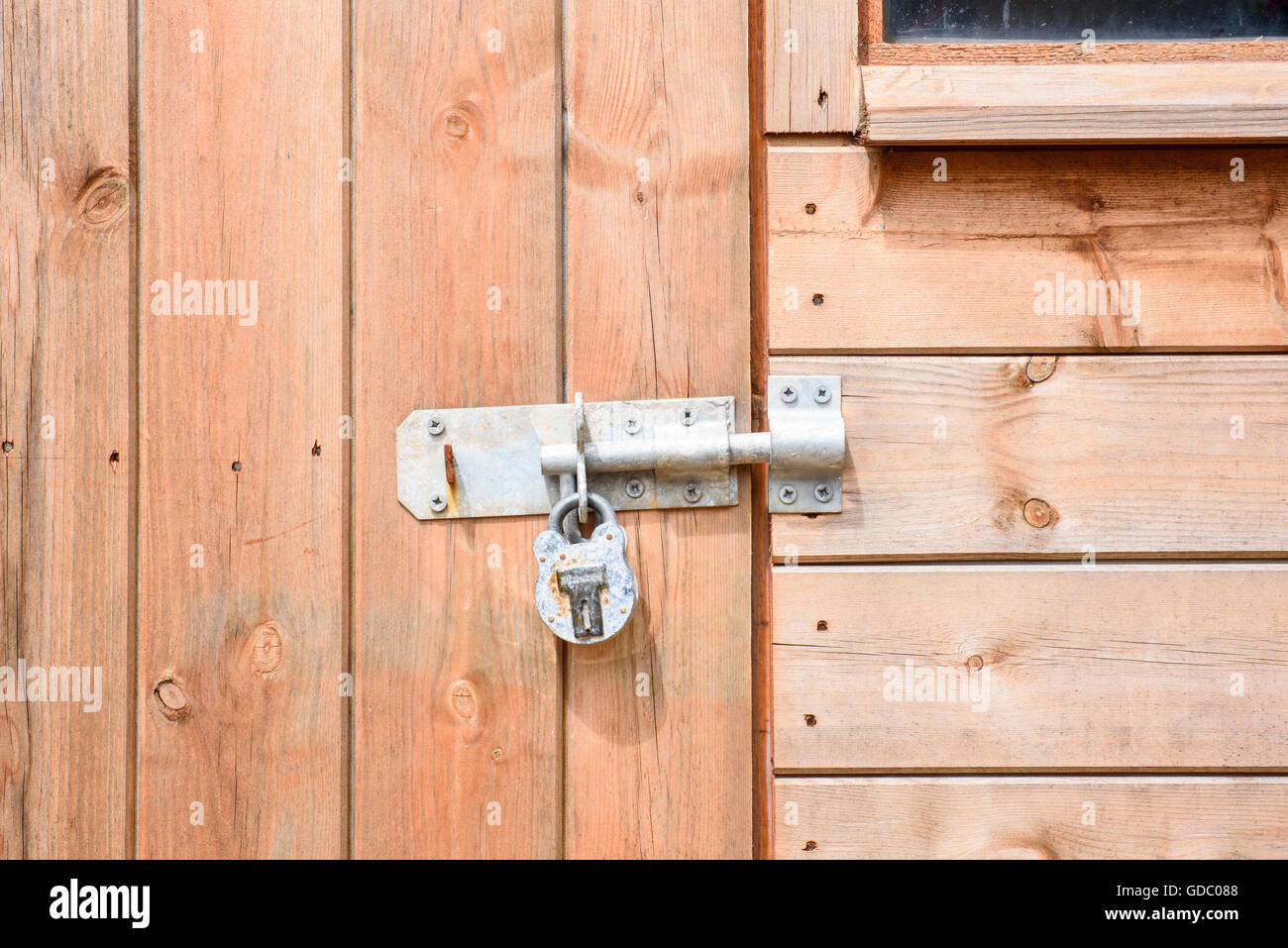 Heavy-Duty-Riegel und Vorhängeschloss an der Tür ein Holzschuppen Stockfoto