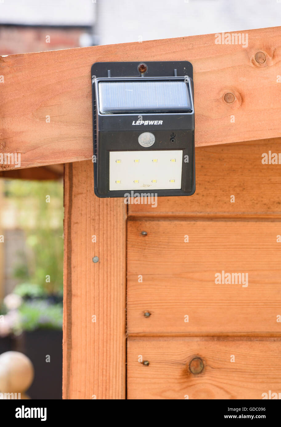 Bewegung empfindlich LED Sicherheitslicht an der Seite von einem Gartenhaus befestigt Stockfoto