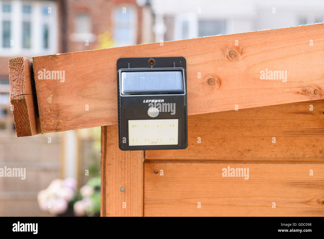 Bewegung empfindlich LED Sicherheitslicht an der Seite von einem Gartenhaus befestigt Stockfoto