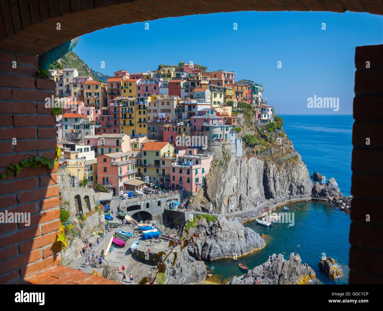 Manarola, La Spezia, Ligurien, Italien. Manarola ist eines der fünf Dörfer der Cinque Terre oder Manarola, La Spezia, Ligurien, Italien. Manarola ist eines der fünf Dörfer der Cinque Terre oder