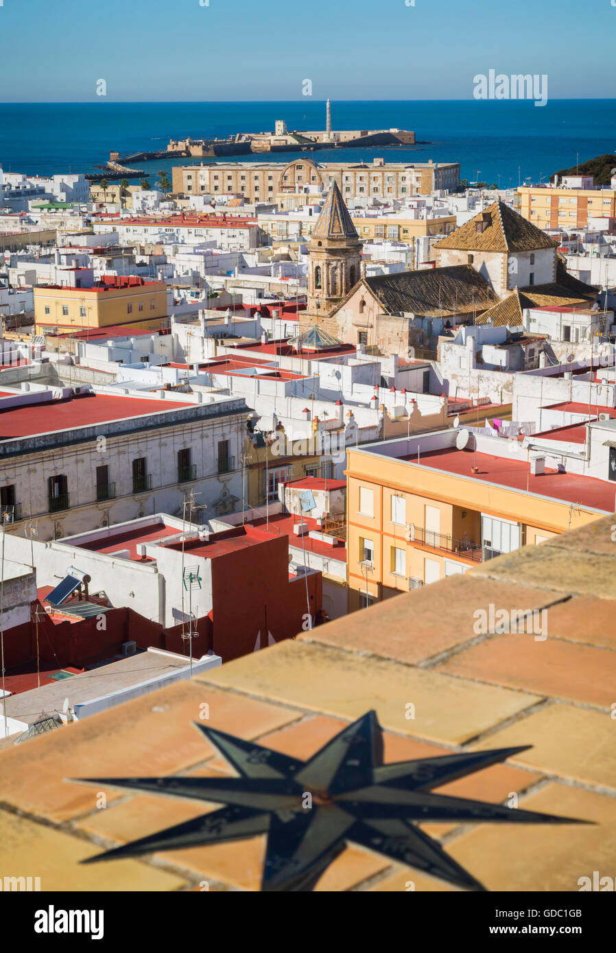Cadiz, Costa De La Luz, Provinz Cadiz, Andalusien, Südspanien. Blick über die Dächer der alten Stadt Stockfoto