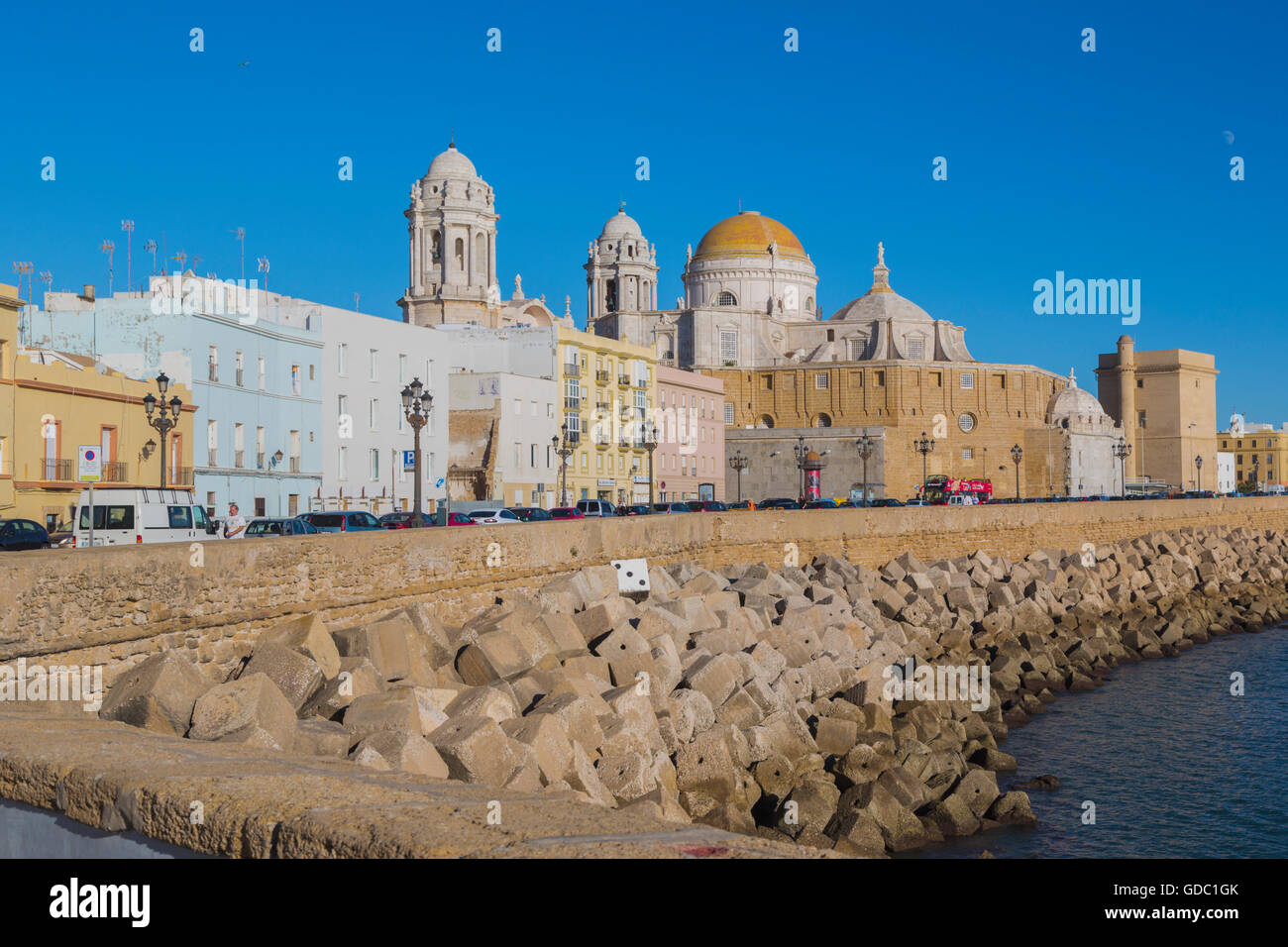 Cadiz, Costa De La Luz, Provinz Cadiz, Andalusien, Südspanien.  Die Barock-Rokoko-Kathedrale von Santa Cruz de Cadiz. Stockfoto