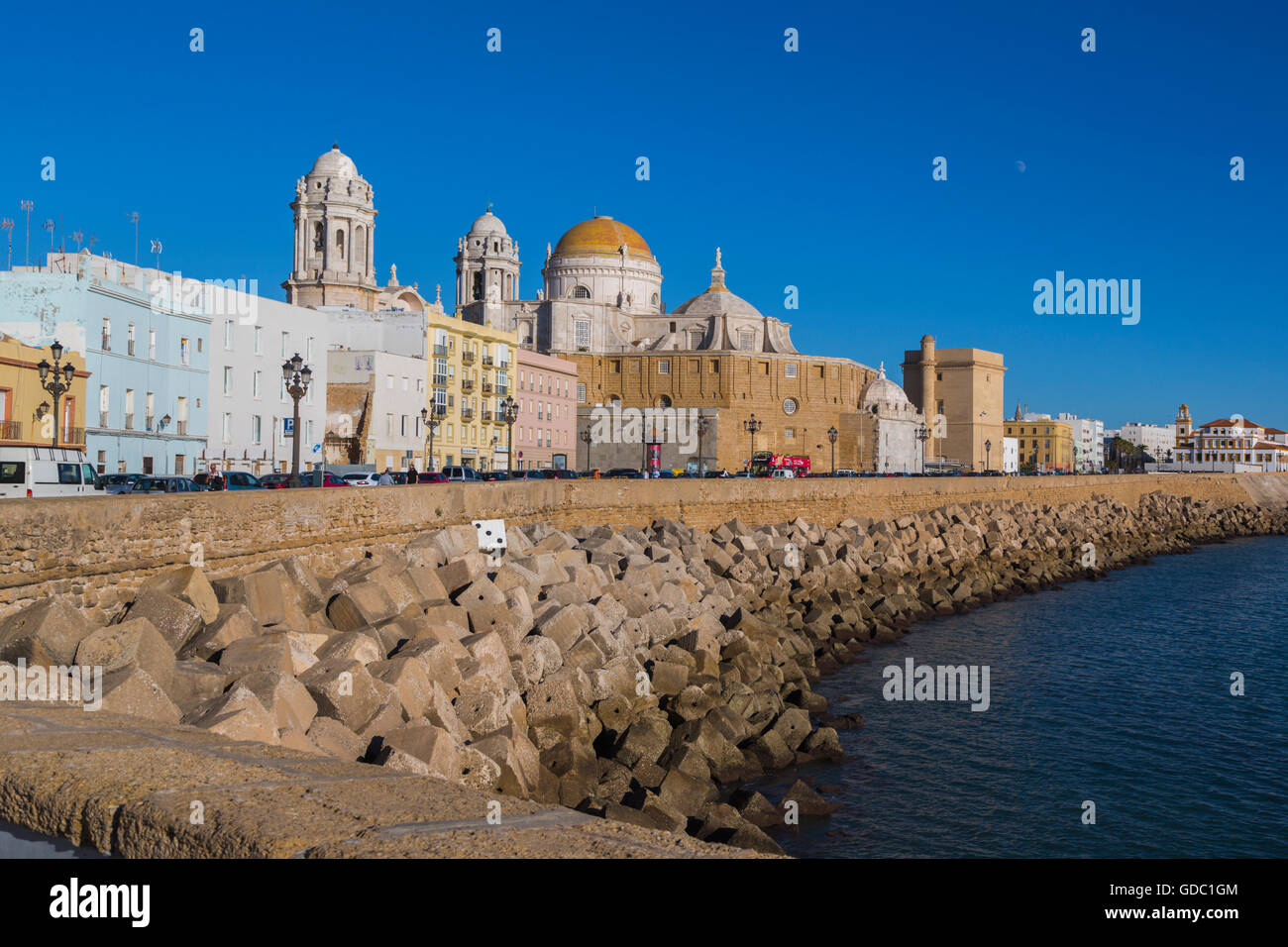 Cadiz, Costa De La Luz, Provinz Cadiz, Andalusien, Südspanien.  Die Barock-Rokoko-Kathedrale von Santa Cruz de Cadiz. Stockfoto