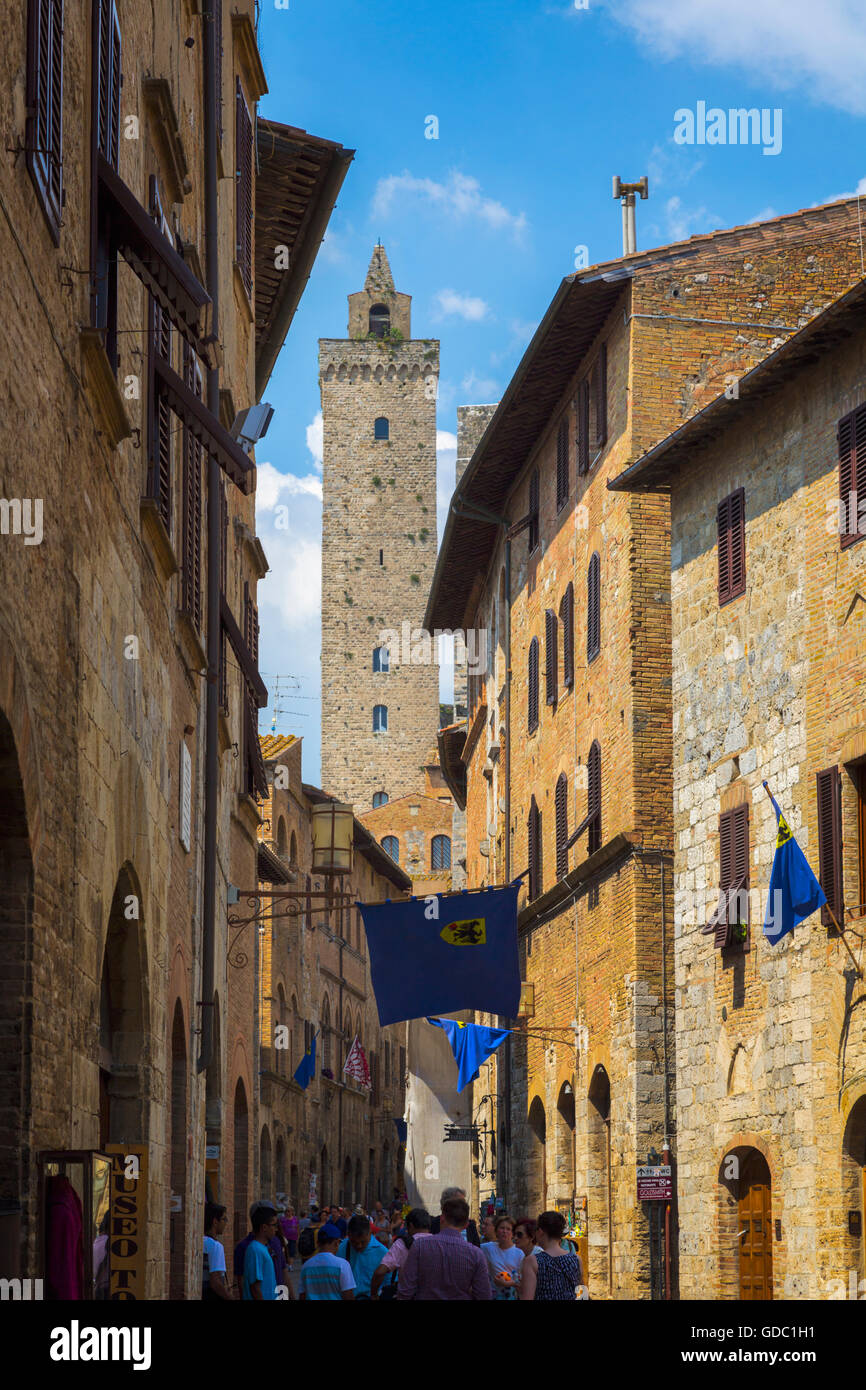 San Gimignano, Provinz Siena, Toskana, Italien.  Typische Straßenszene.  San Gimignano ist ein UNESCO-Weltkulturerbe. Stockfoto