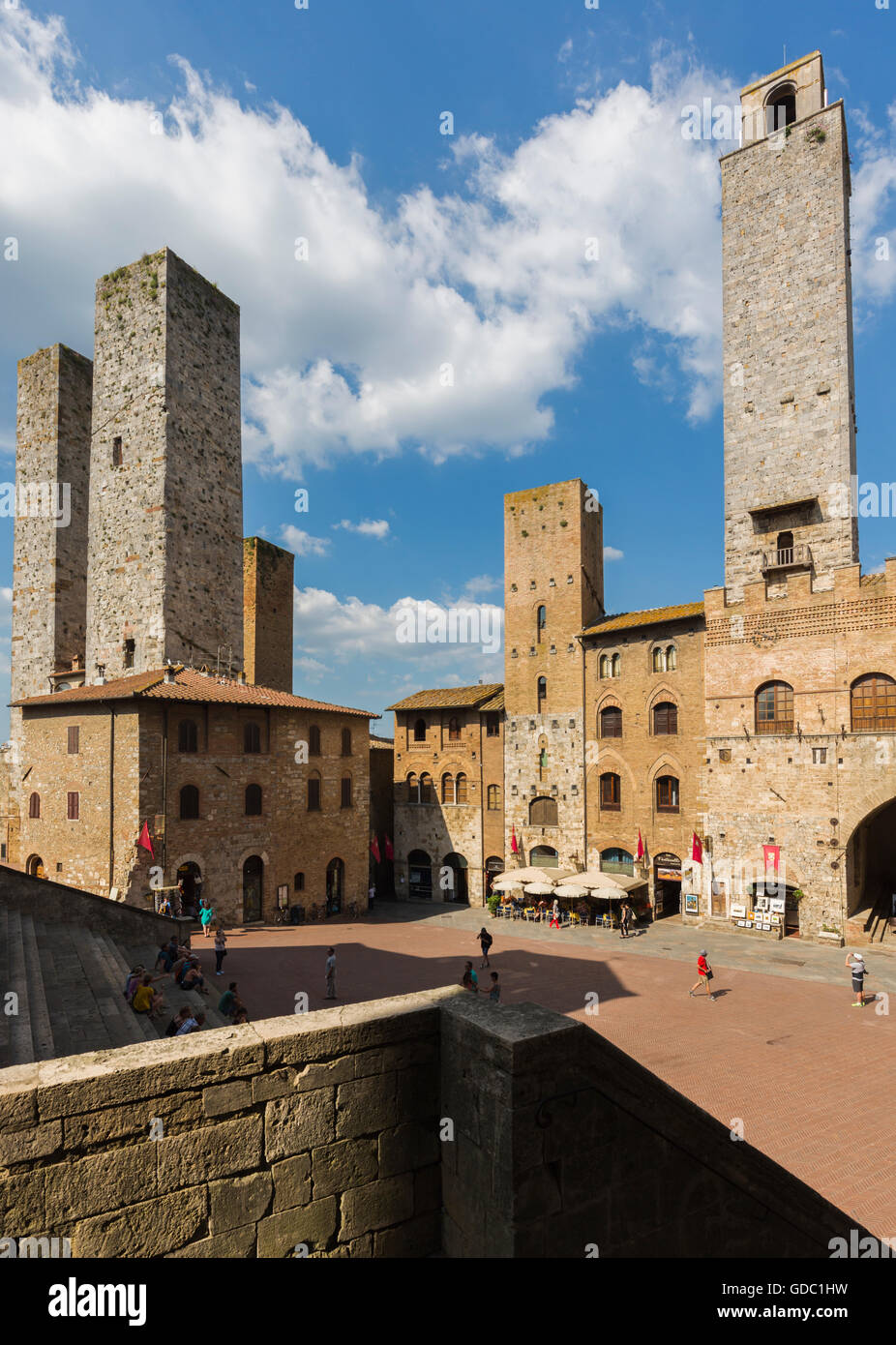 San Gimignano, Provinz Siena, Toskana, Italien.  Piazza del Duomo.  San Gimignano ist ein UNESCO-Weltkulturerbe, Stockfoto