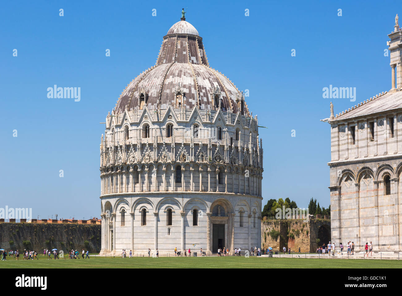 Pisa, Provinz Pisa, Toskana, Italien. Das Baptisterium im Campo dei Miracoli, oder Feld der Wunder. Auch Piazza del Duomo genannt. Stockfoto