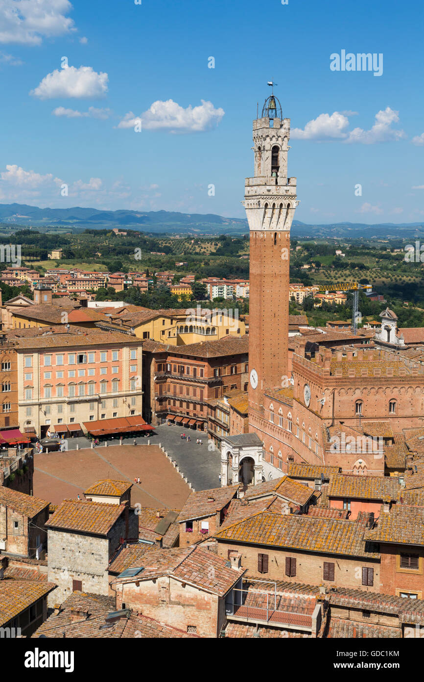 Siena, Provinz Siena, Toskana, Italien.  Piazza del Campo und Torre del Mangia.  Hohe Sicht. Stockfoto