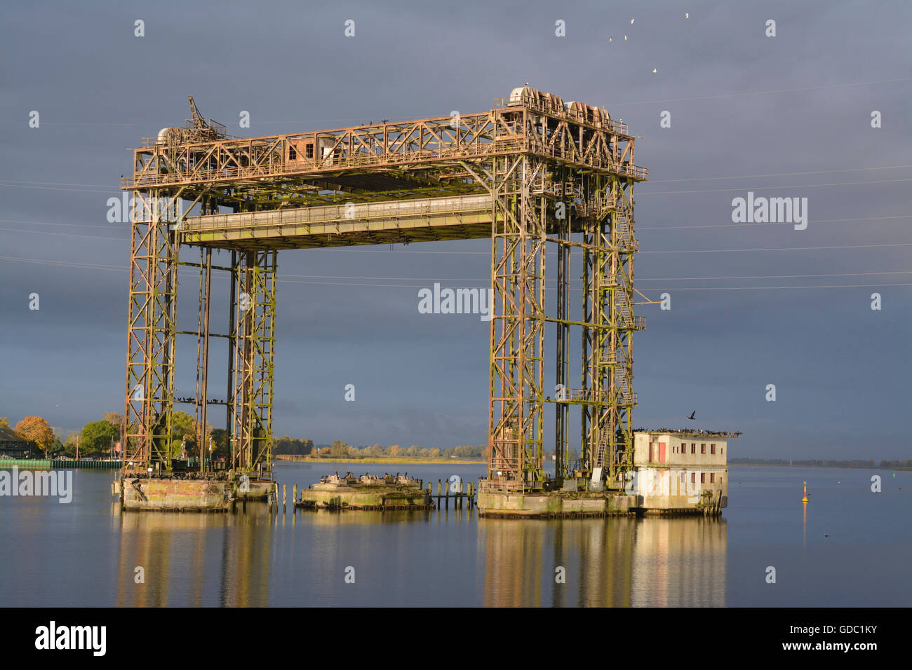 Aufhebung-Brücke, Eisenbahnbrücke, historische Gebäude, Fluss, Peene, Karnin, Bugewitz, Mecklenburg-Western Pomerania, Deutschland Stockfoto