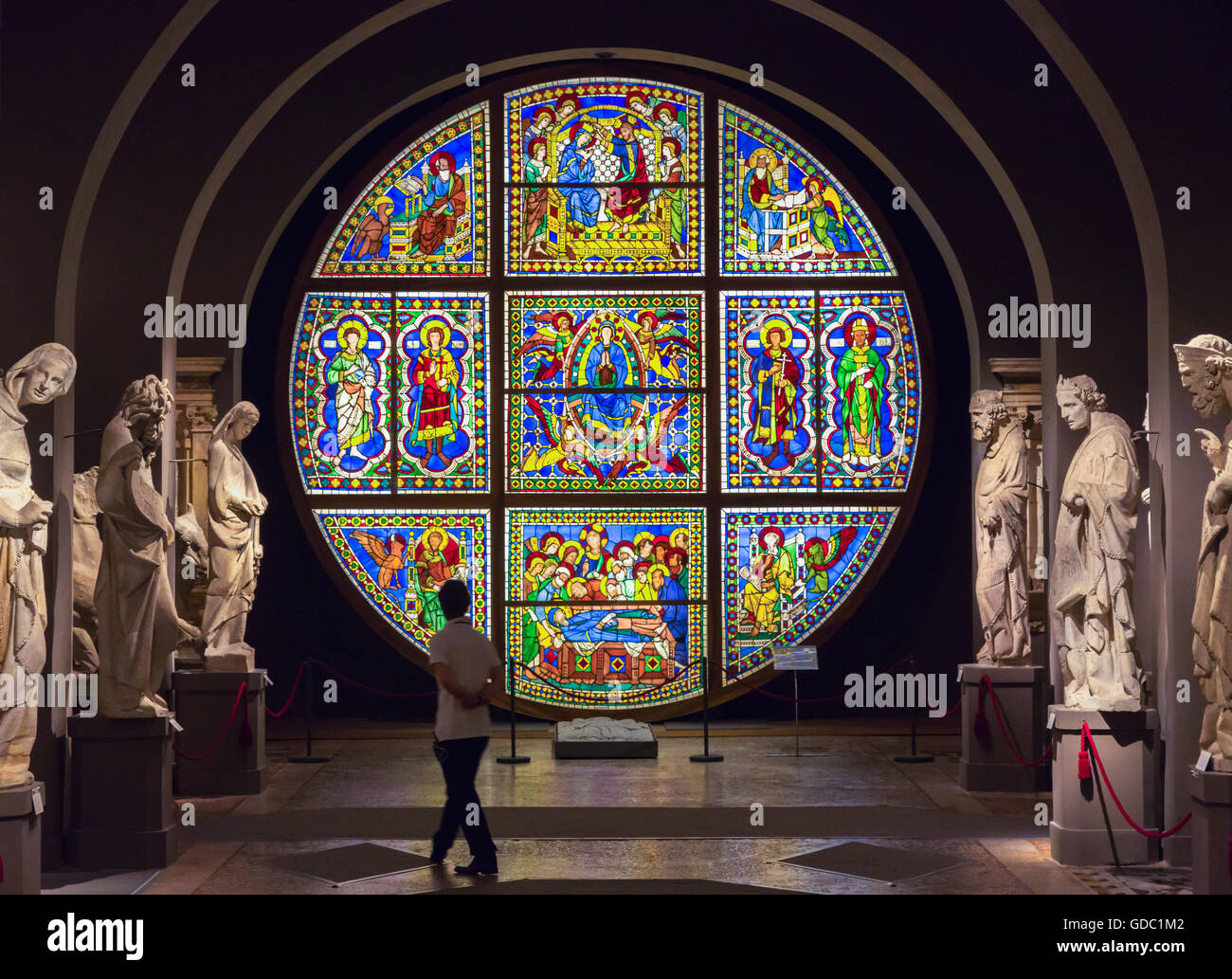 Siena, Provinz Siena, Toskana, Italien.  Dell'Opera il Museo del Duomo. Dom-Museum. Glasmalerei-Fenster. Stockfoto