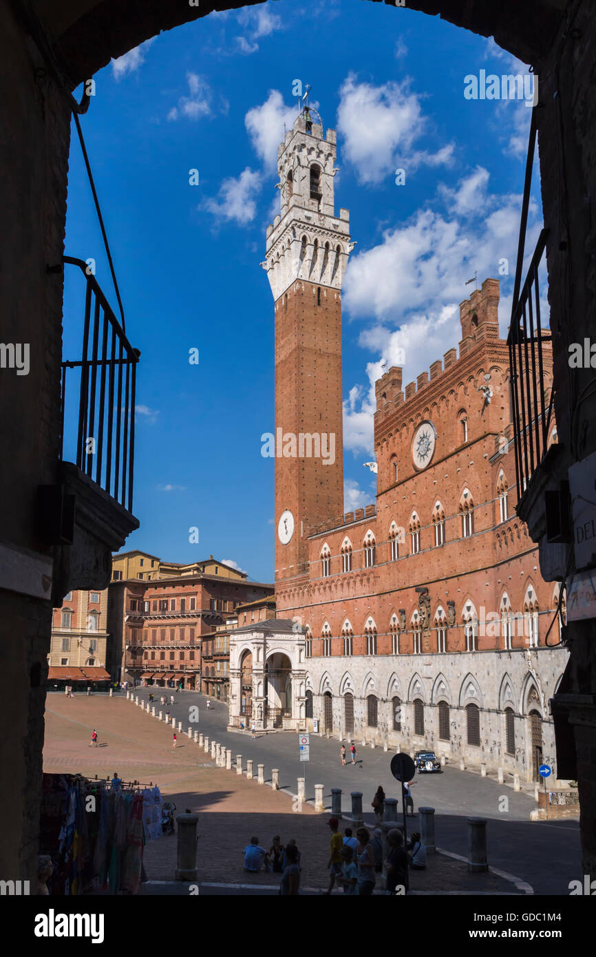 Siena, Provinz Siena, Toskana, Italien.  Piazza del Campo und Torre del Mangia Stockfoto