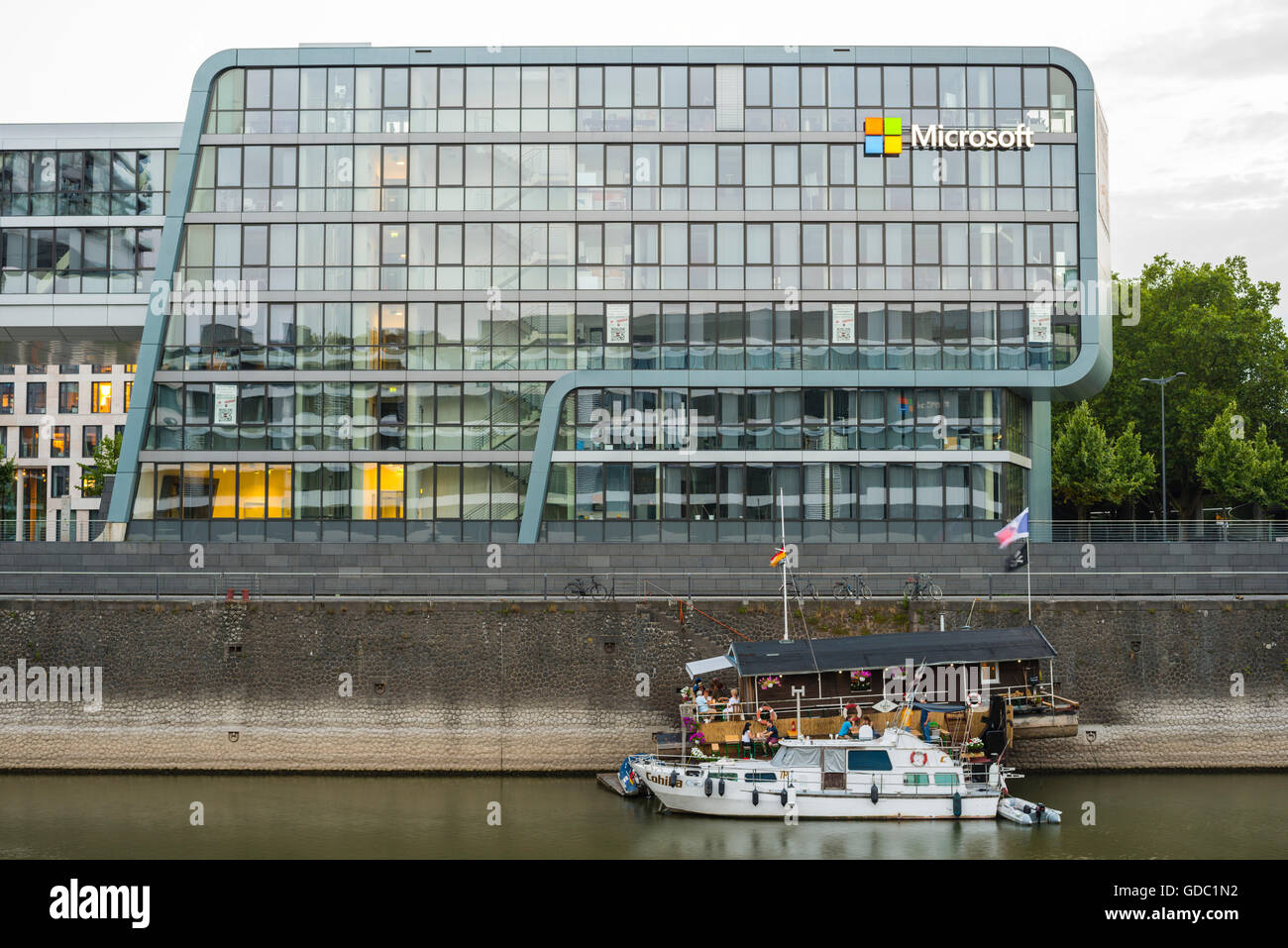 Blaue Stunde, Bürogebäude, Block, Deutschland, Dämmerung, Dämmerung, Europa, Gebäude, Firmenlogo, Group, Köln, lange Zeit ex-Unternehmen Stockfoto