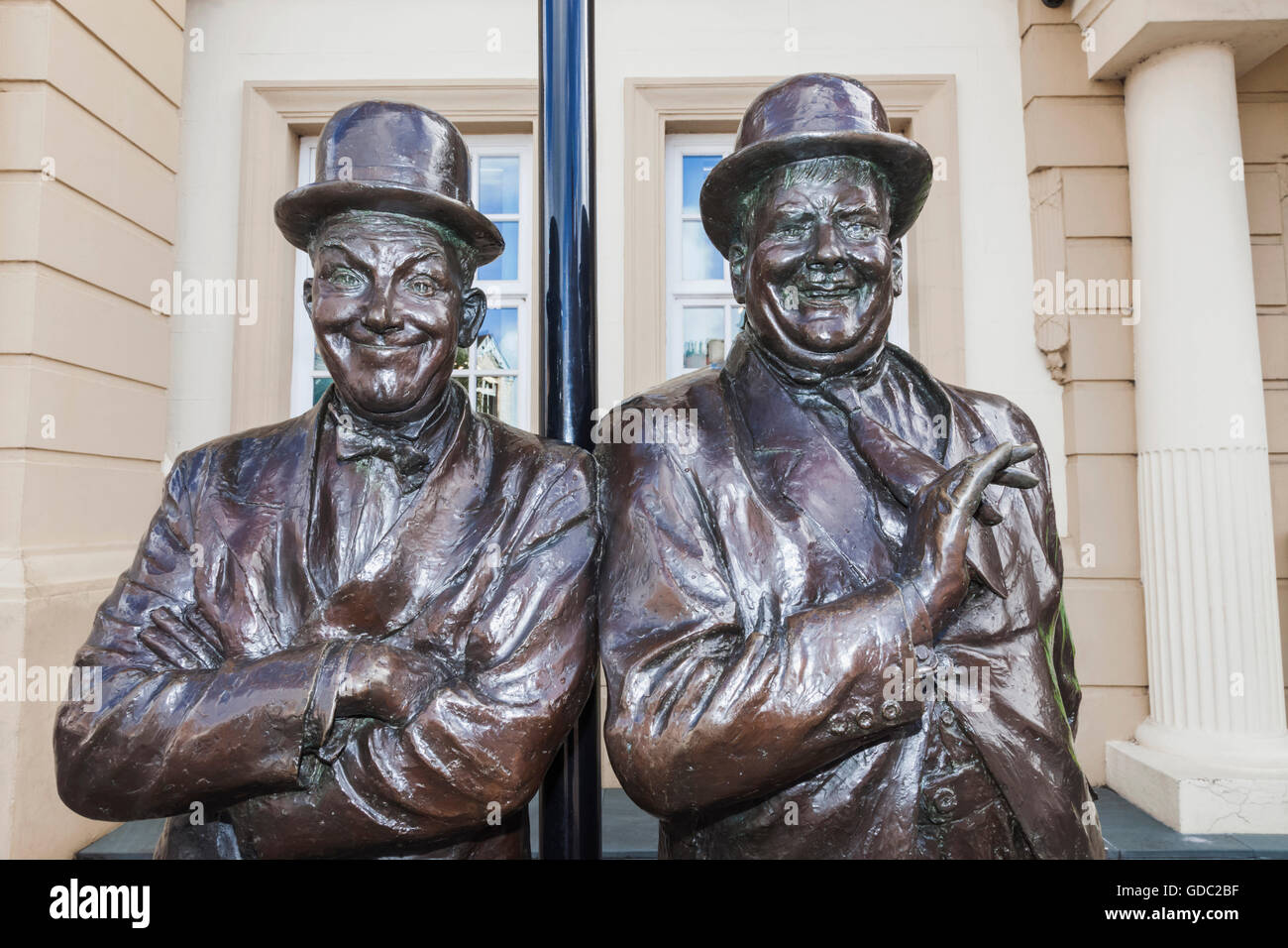 England, Cumbria, Lake District, Ulverston, Statue von Laurel und Hardy vor der Krönung Hall Theater Stockfoto