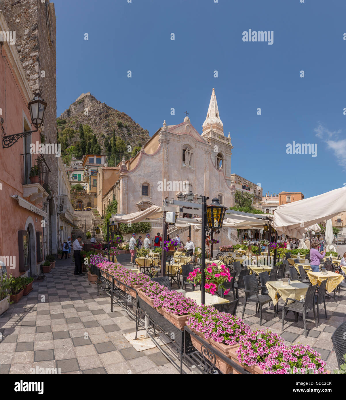 Hauptplatz, Chiesa di San Giuseppe, Castello Stockfotografie Alamy