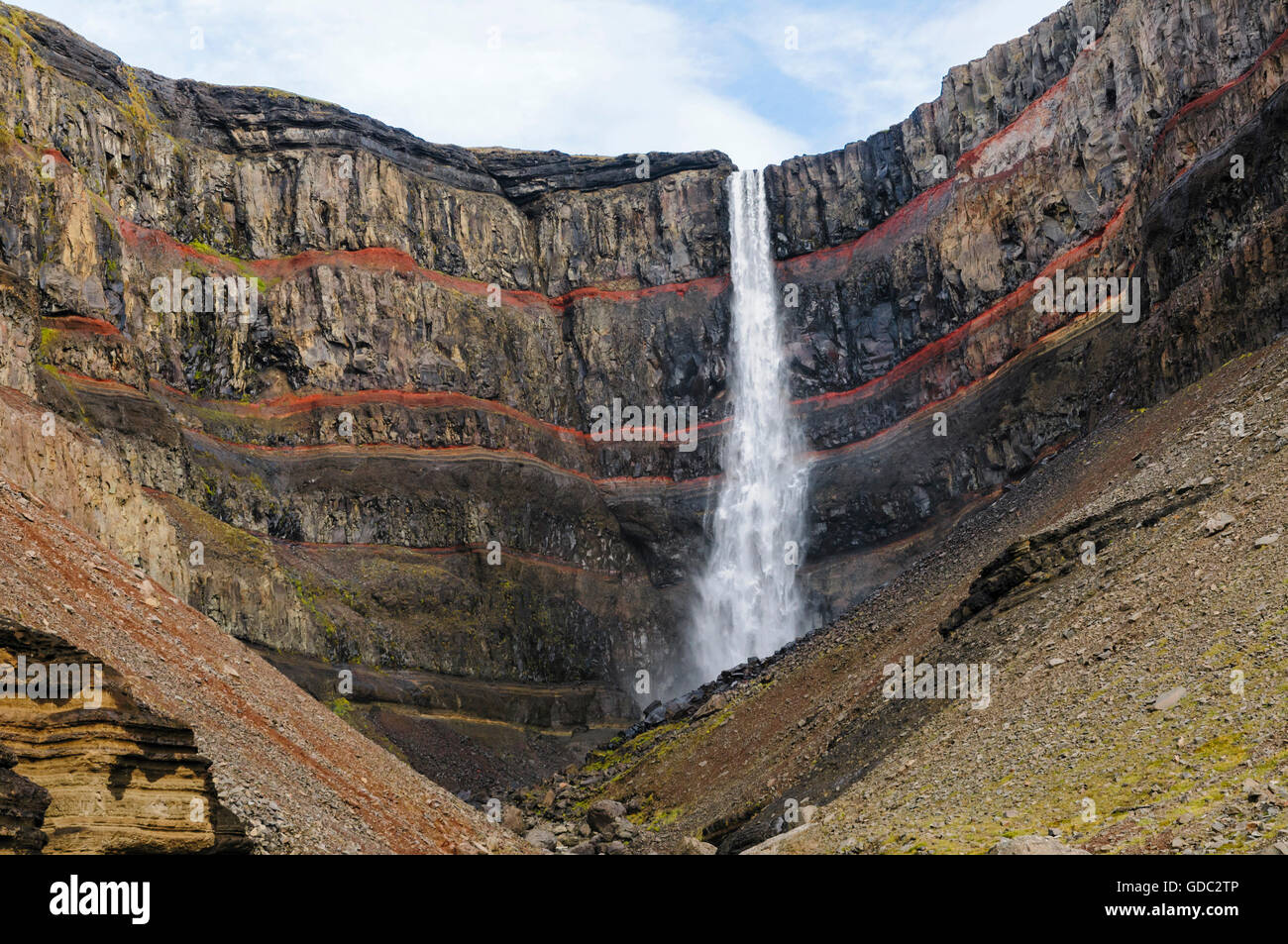 Wasserfall Hengifoss im Tal Fljotsdalur in der Nähe von Egilsstadir in Ost-Island. Stockfoto