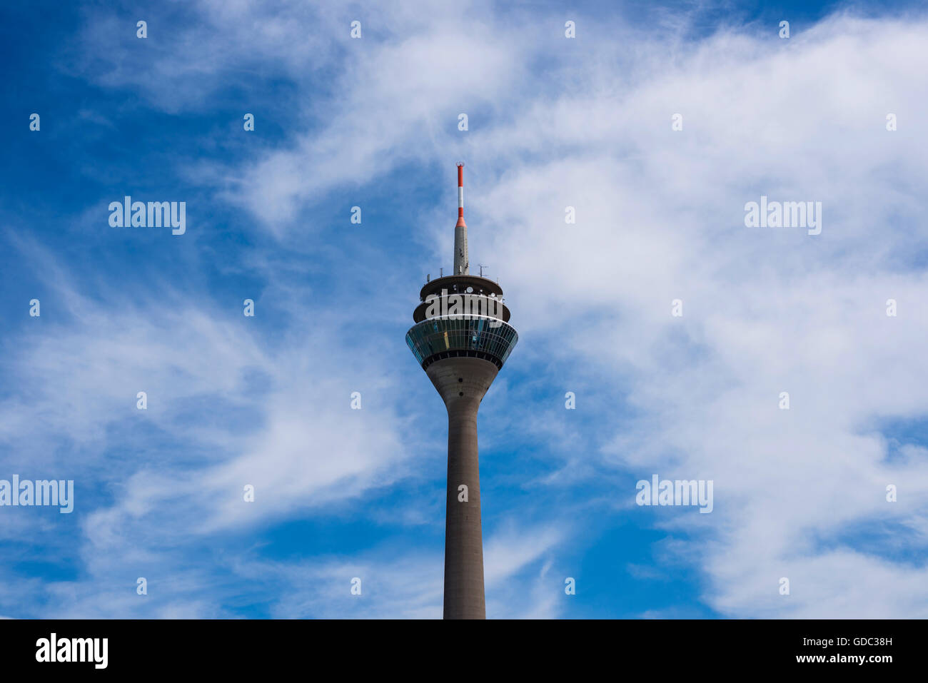 Rheinturm, Fernsehturm der Landeshauptstadt Düsseldorf, Rheinland, Nordrhein-Westfalen, Deutschland, Europa Stockfoto