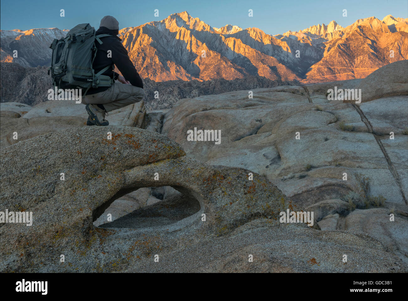 USA, California, östliche Sierra, Alabama Hills, Mann mit Rucksack Stockfoto
