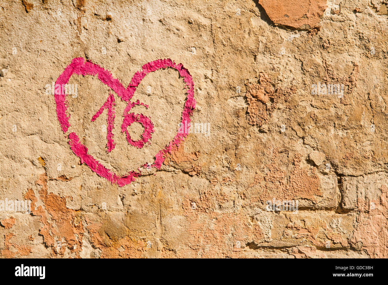 malen Sie auf eine Mauer gemalt eine Zeichen und Herz Figur
