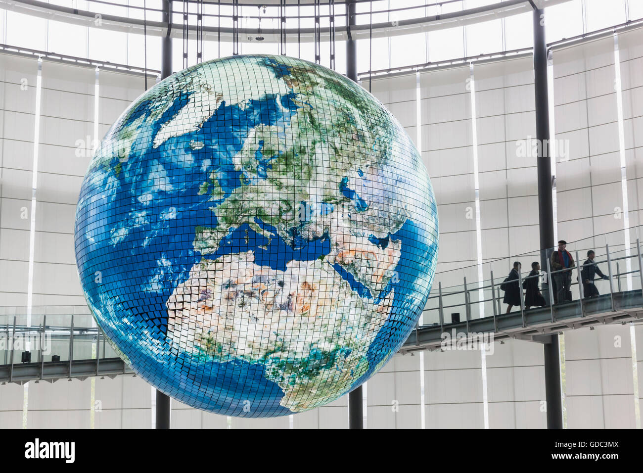 Japan, Honshu, Tokio, Odaiba, National Museum of Emerging Science und Innovation aka Miraikan der Geosphäre riesiger Globus Stockfoto