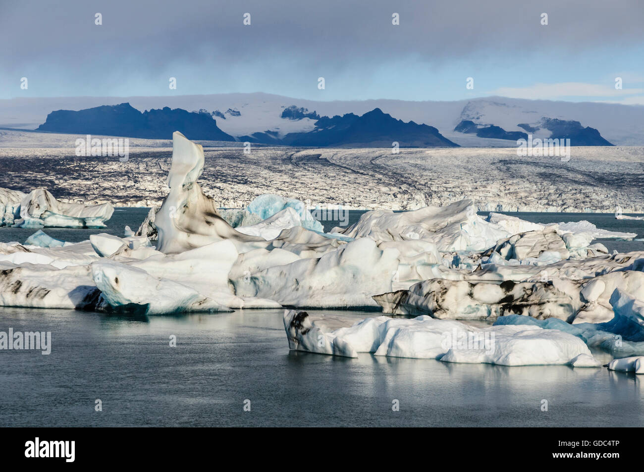 Glazial-See Jökulsarlon mit Eisbergen im Süden Islands. Stockfoto