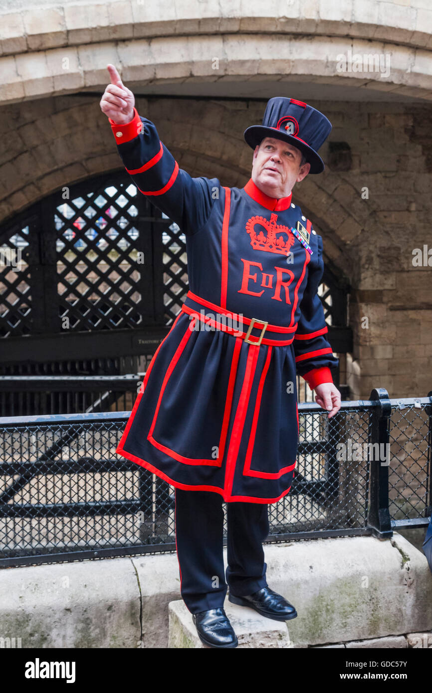 England, London, Tower of London, Yeoman Warder aka Beefeater Stockfoto