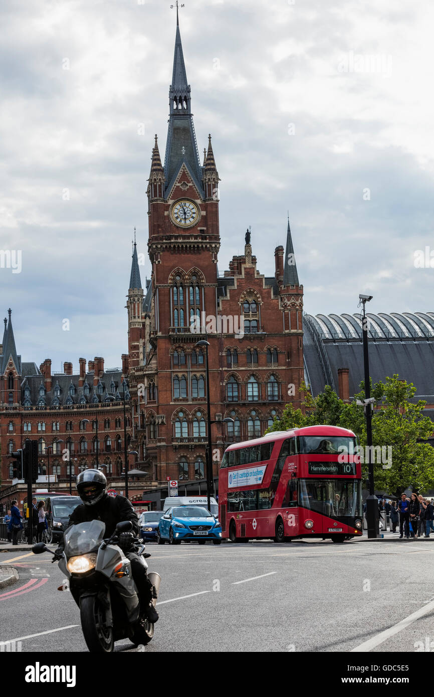 Motorrad Rot Bus und Verkehr vor Renaissance Hotel in Euston Road in der Nähe von Kings Cross Bahnhof Stockfoto