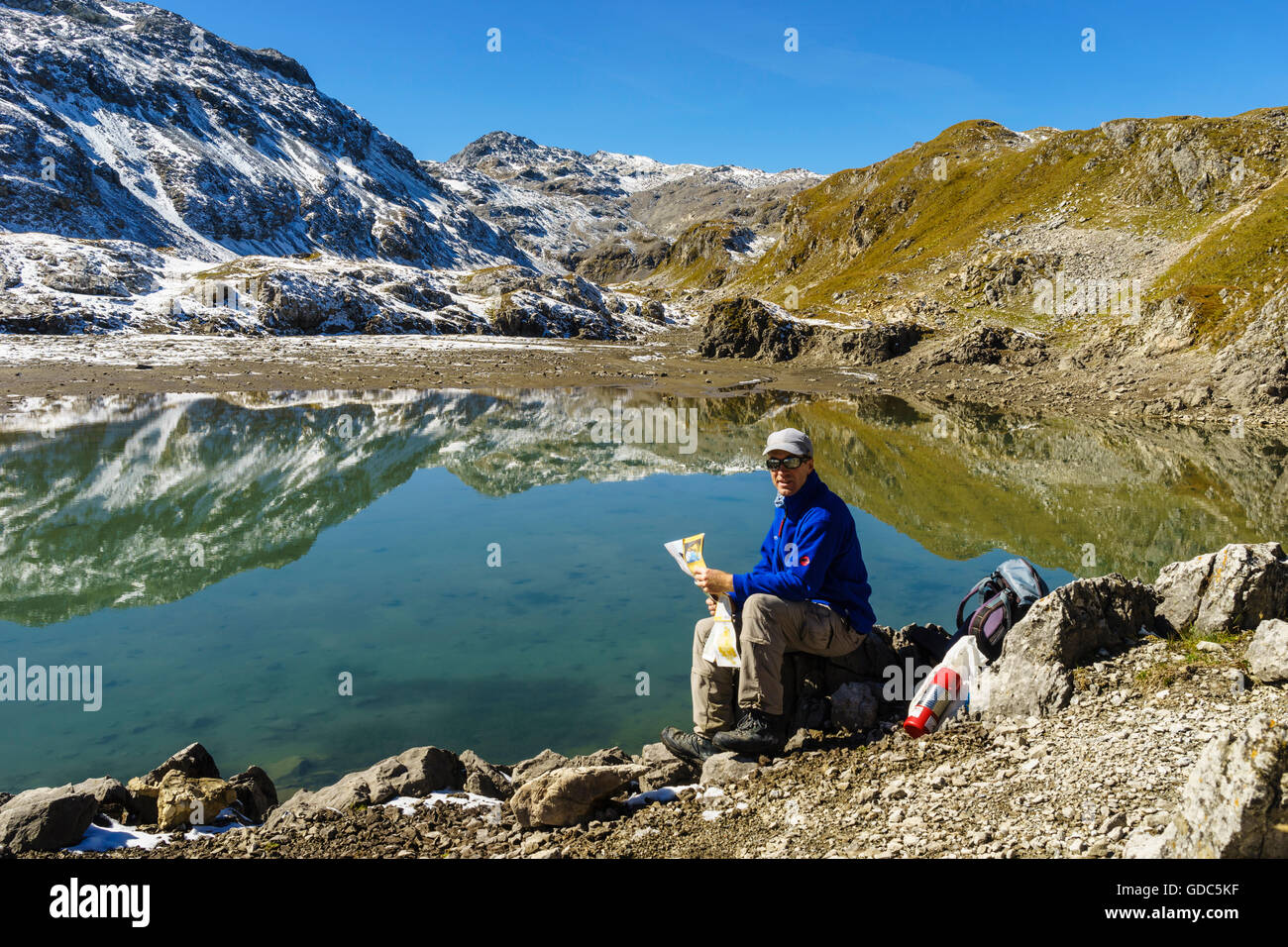 Wanderer auf den Seen Lais da Rims im Bereich Lischana im Unterengadin, Schweiz. Stockfoto