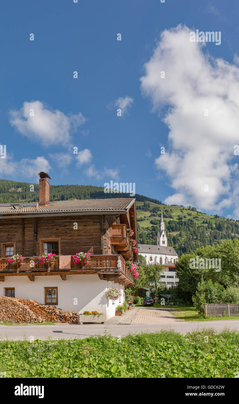 Sillian, Österreich, typisch Österreich-Haus und die Kirche Stockfoto