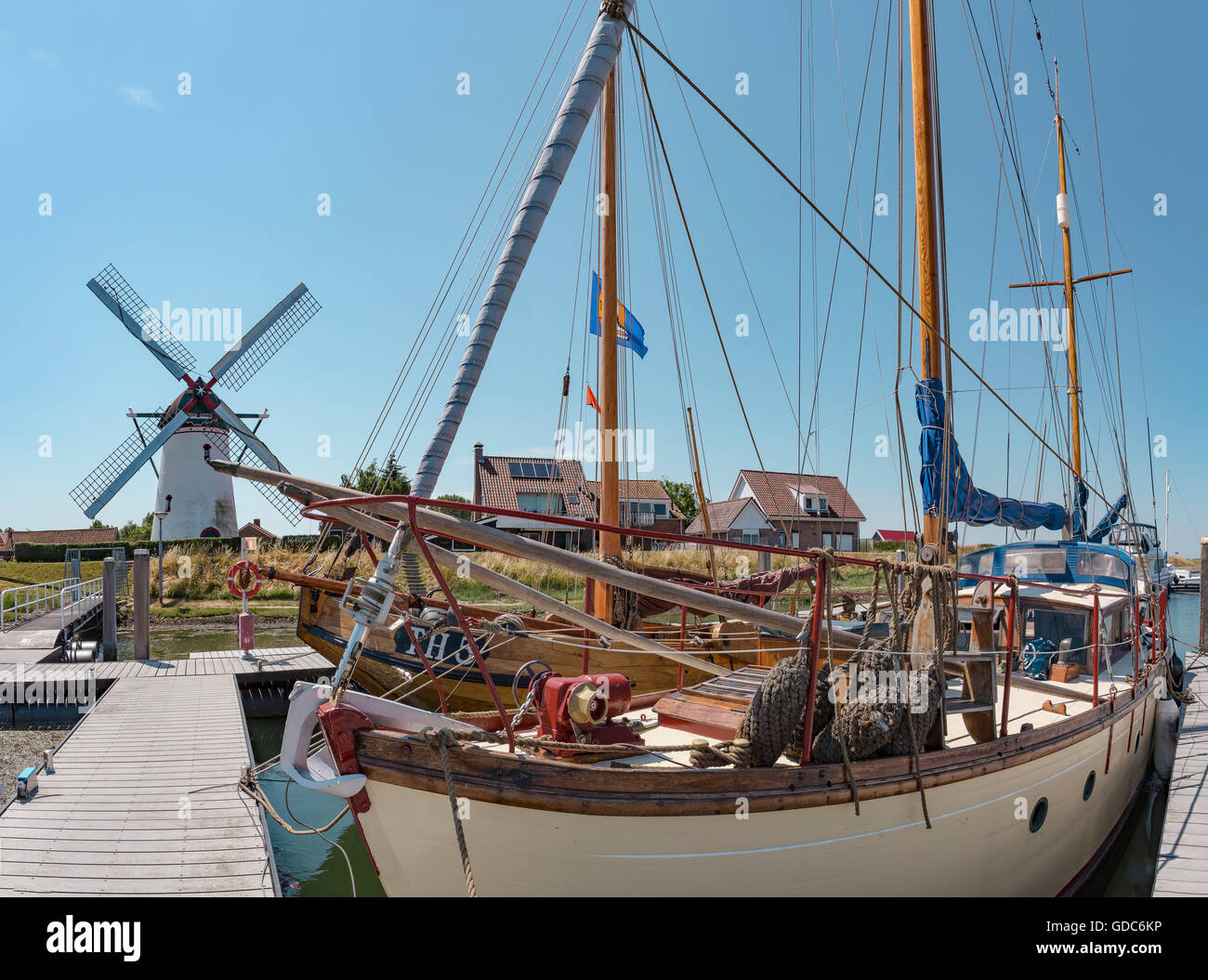 Stavenisse Zeeland, weißen Stein Windmühle in der Nähe der marina Stockfoto