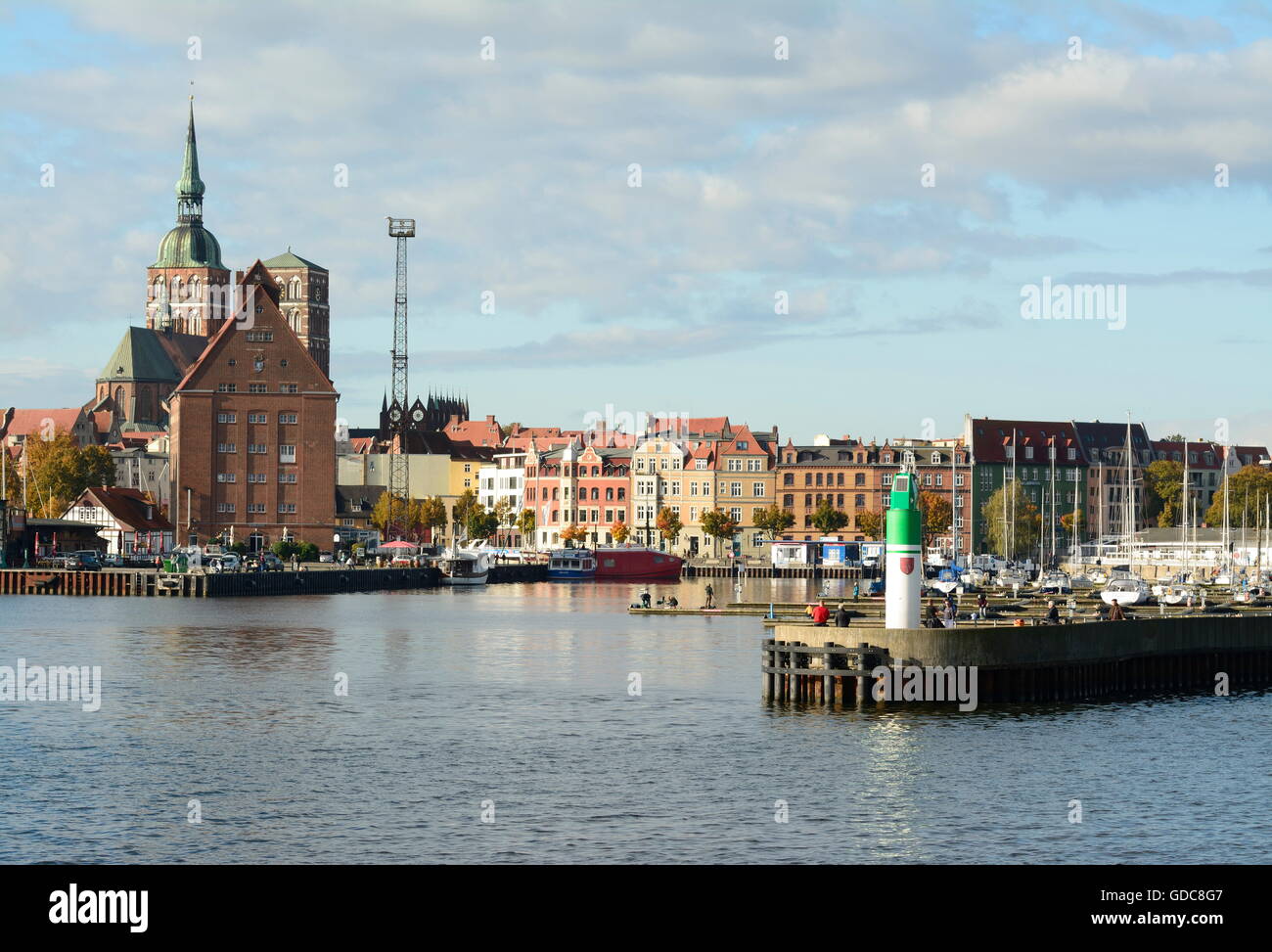 Stralsund, Stadt, Hansestadt, Hafen, Hafeneinfahrt, St.-Nikolai-Kirche, altes Rathaus, Mecklenburg-Western Pomerania, Deutschland Stockfoto