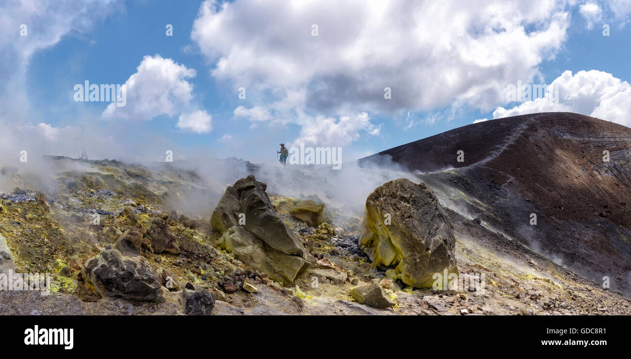 Wanderer in die Dämpfe eines aktiven Vulkans Stockfoto