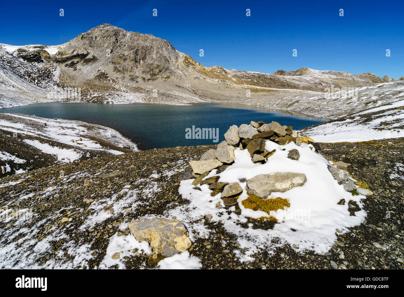 Der Berg See Lajet da Lischana nahe dem Tal Val S-Charl, Unterengadin, Schweiz. Im Hintergrund der Berg Piz Stockfoto