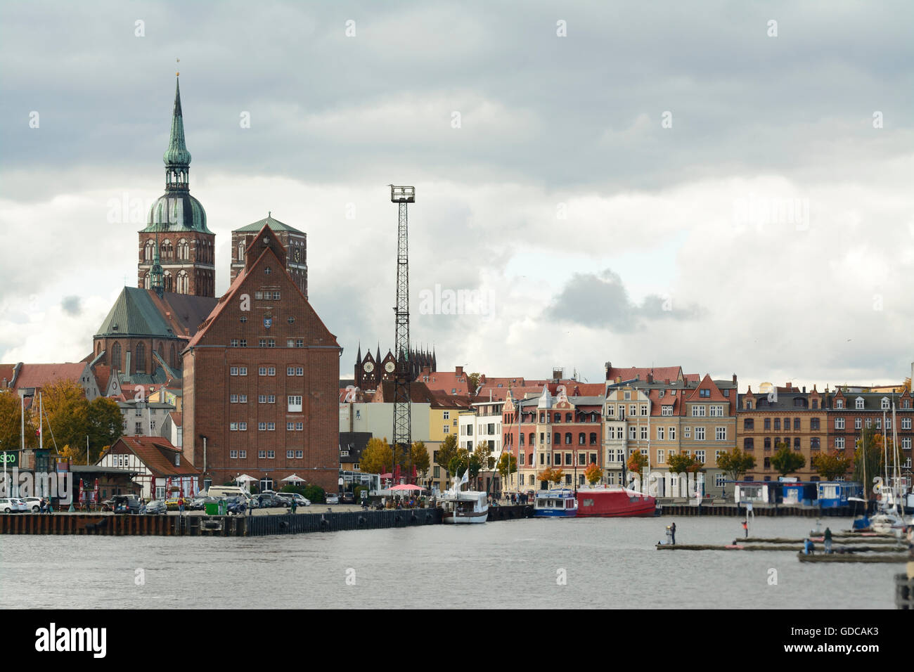 Stralsund, Stadt, Hansestadt, Hafen, Hafeneinfahrt, St.-Nikolai-Kirche, altes Rathaus, Mecklenburg-Western Pomerania, Deutschland Stockfoto