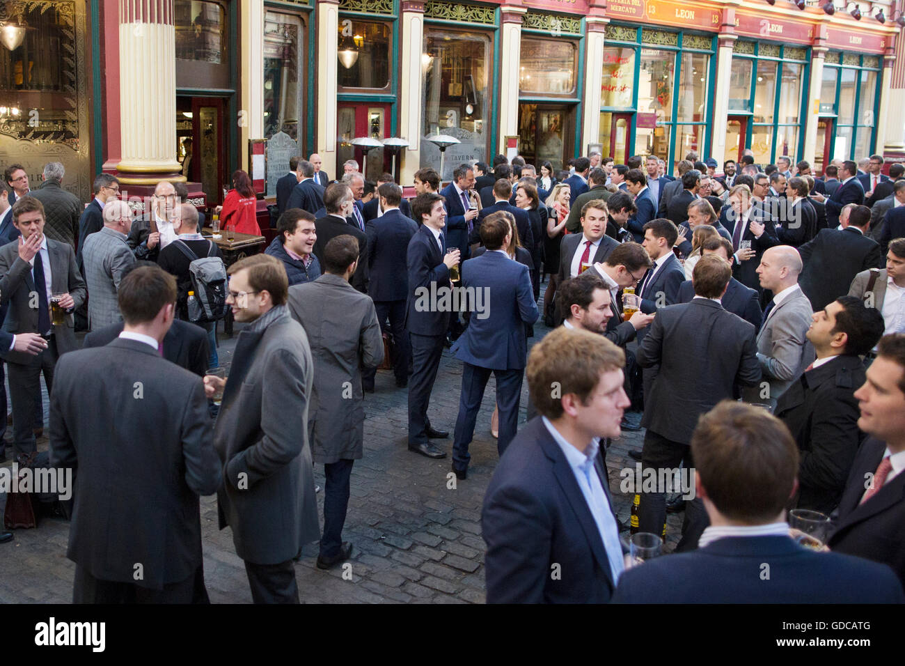 Stadtarbeiter, einen Drink im Pub in Leadenhall Market, London England UK Stockfoto