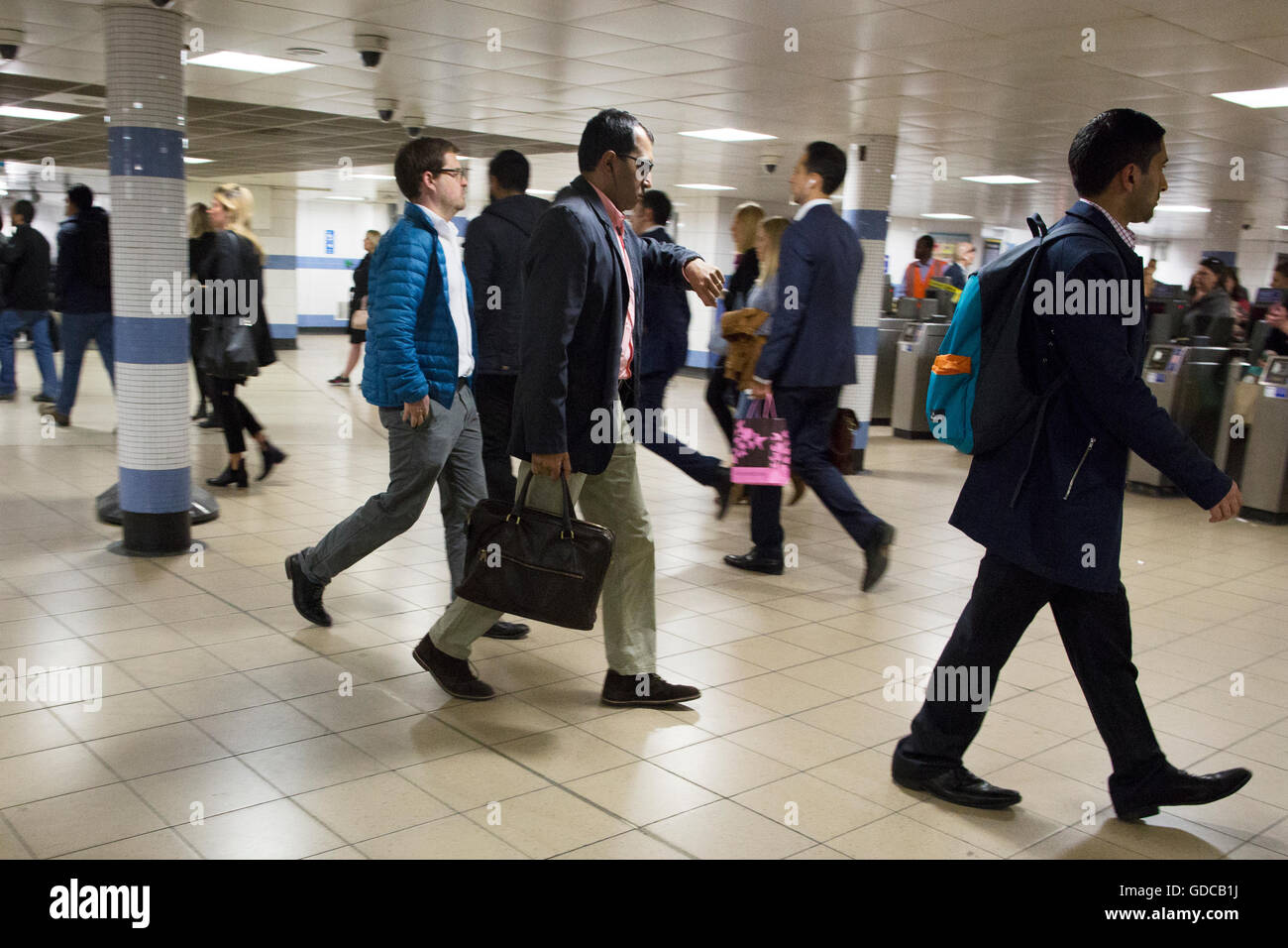 Menschen, die Reisen auf der London Underground, Green Park Tube Station, England, UK Stockfoto