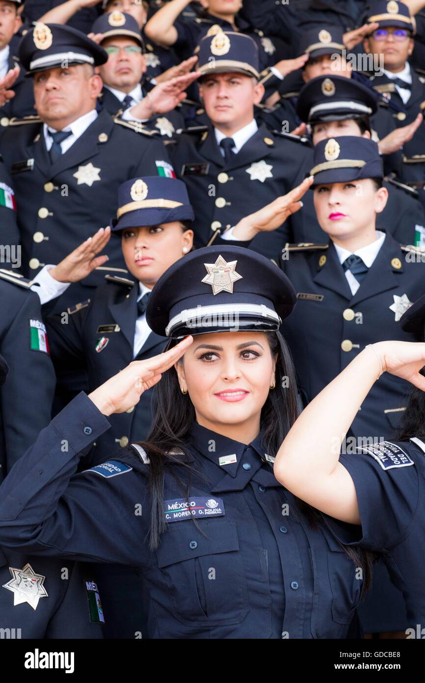 Mexikanische Bundespolizei Offiziere während der 88. Jahrestag der nationalen Polizei nahmen Präsident Enrique Pena Nieto 13. Juli 2016 in Iztapalapa, Mexiko-Stadt. Stockfoto