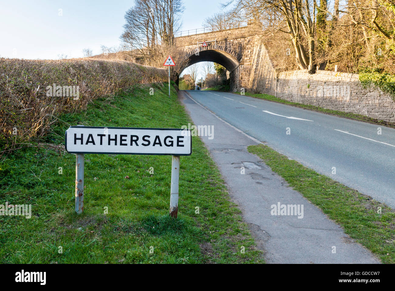 Anmelden Übersicht Ort Name auf einer Straße in Hathersage, Derbyshire, England, Großbritannien führenden Stockfoto