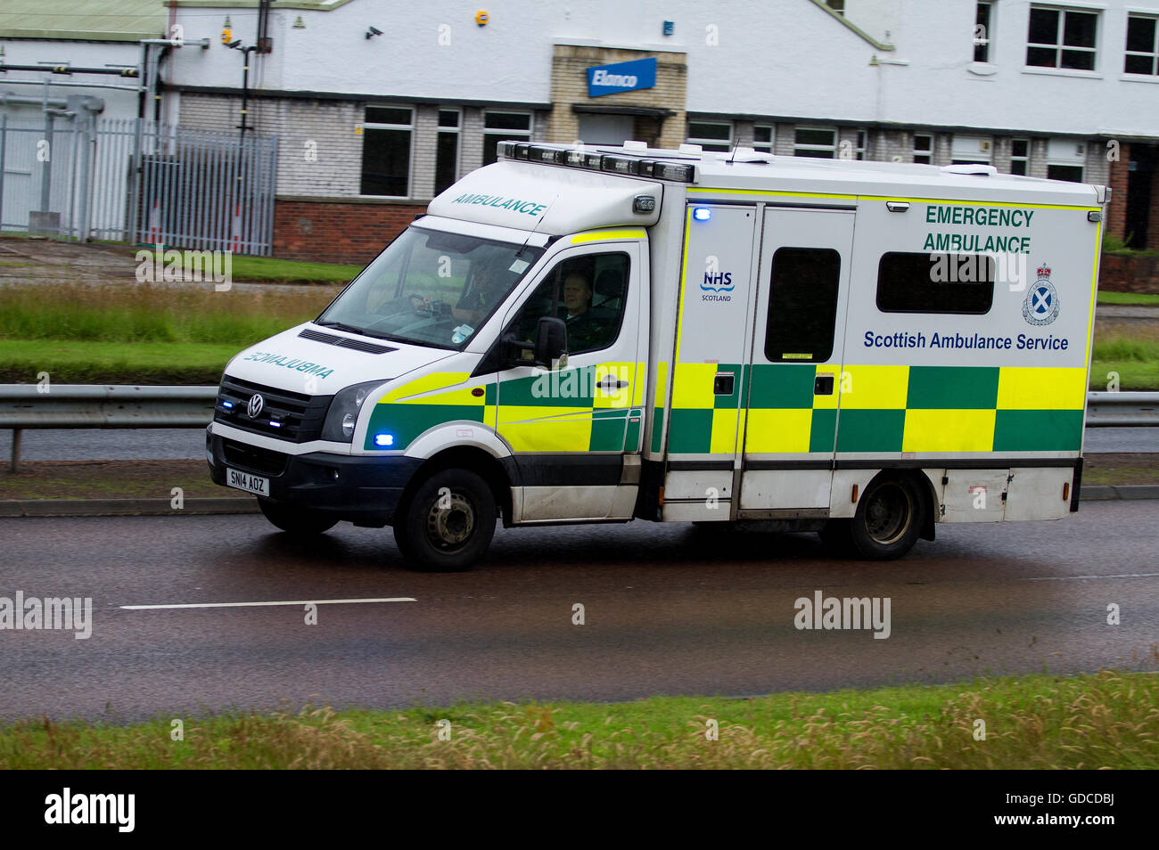Ein Notarztwagen des Scottish Ambulance Service, der auf einen Notruf 999 entlang einer feuchten Kingsway West Dual Carrageway in Dundee, Schottland, reagiert Stockfoto