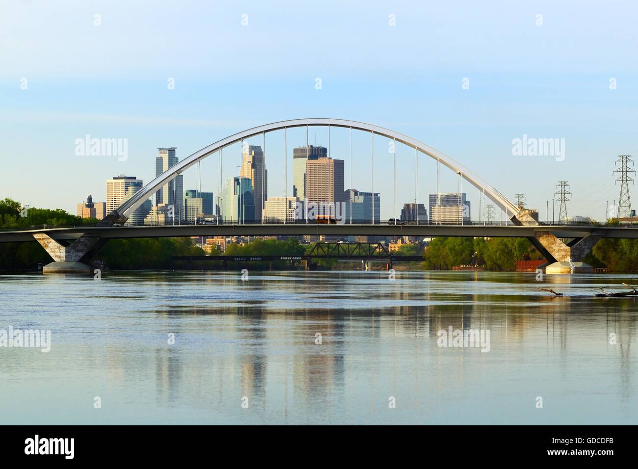 Lowry Avenue Bridge mit Skyline von Minneapolis, Minnesota Stockfoto