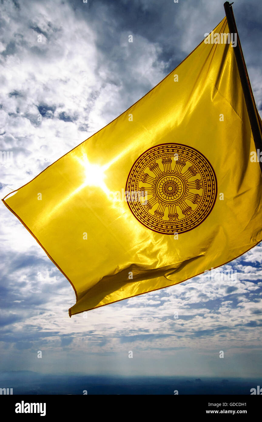 Das dharmachakra Flagge, ein Symbol des Buddhismus, im Tempel in Thailand Stockfoto