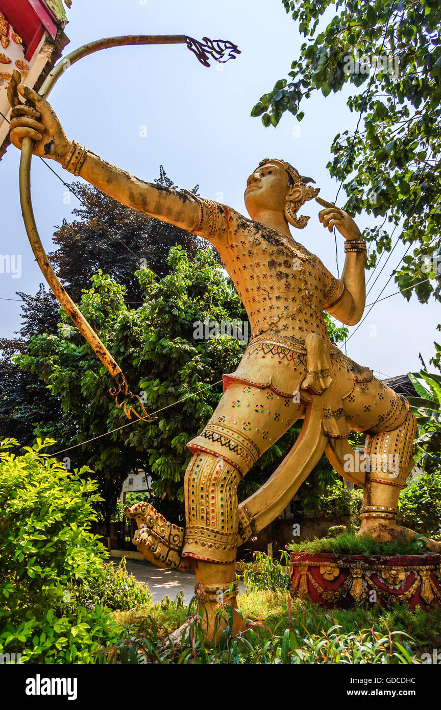 Goldene Statue von Archer an buddhistischen Tempel in Vientiane, Laos Stockfoto