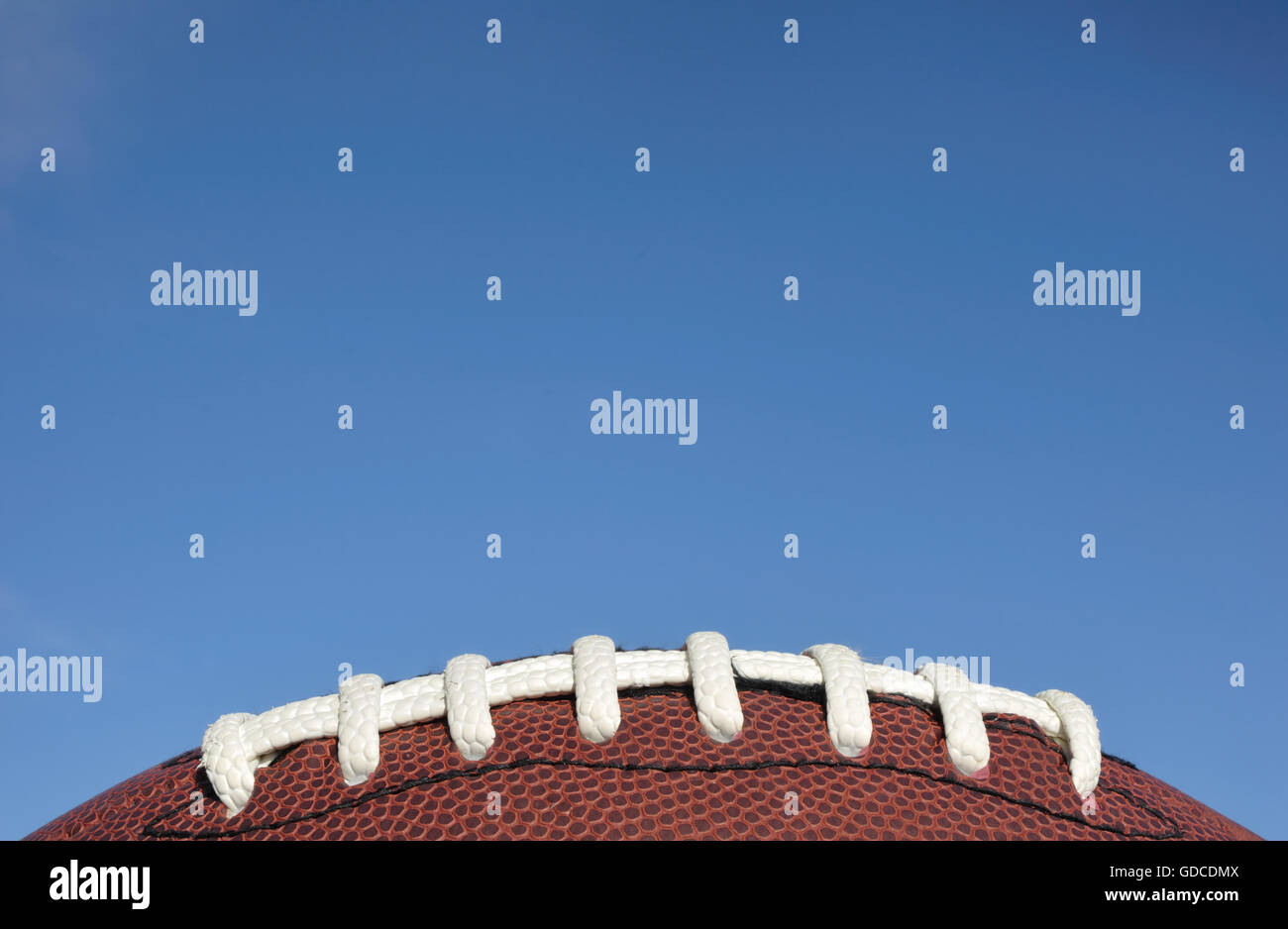 Nahaufnahme des American Football Schnürsenkel vor einem strahlend blauen Himmel Stockfoto