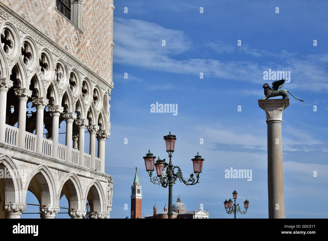 St. Markusplatz in Venedig mit berühmten Denkmälern Stockfoto