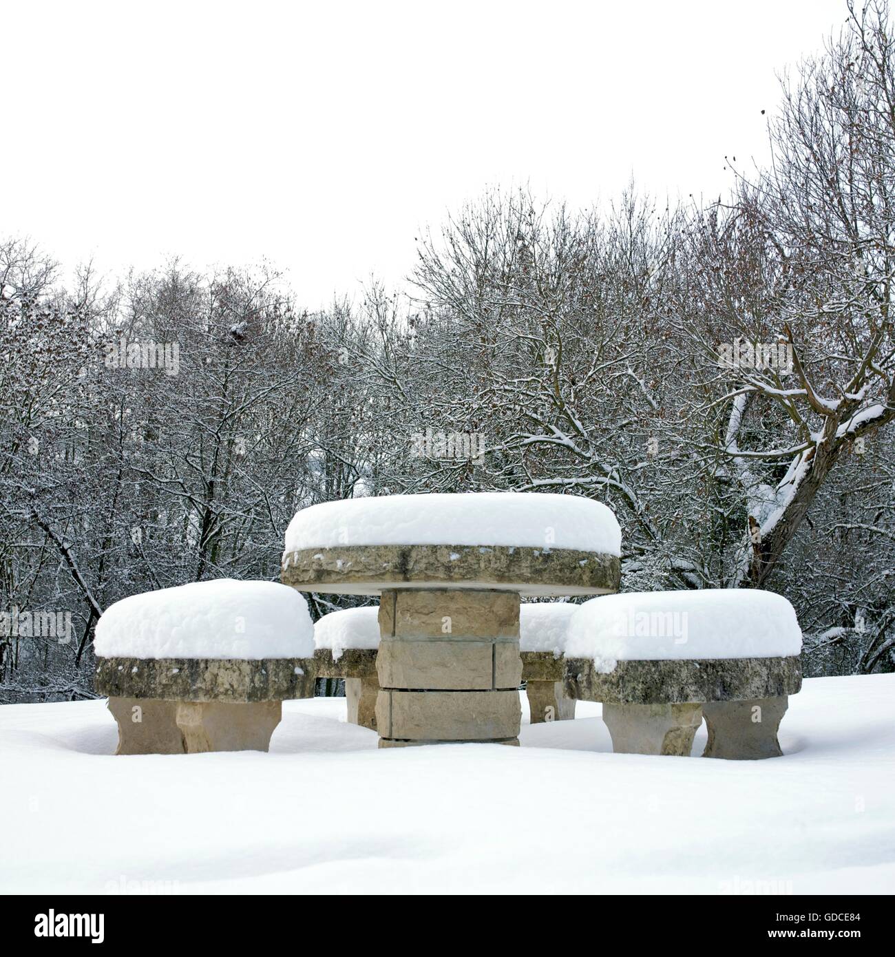 Stone Tisch und Stühle in einer Winterlandschaft Stockfoto